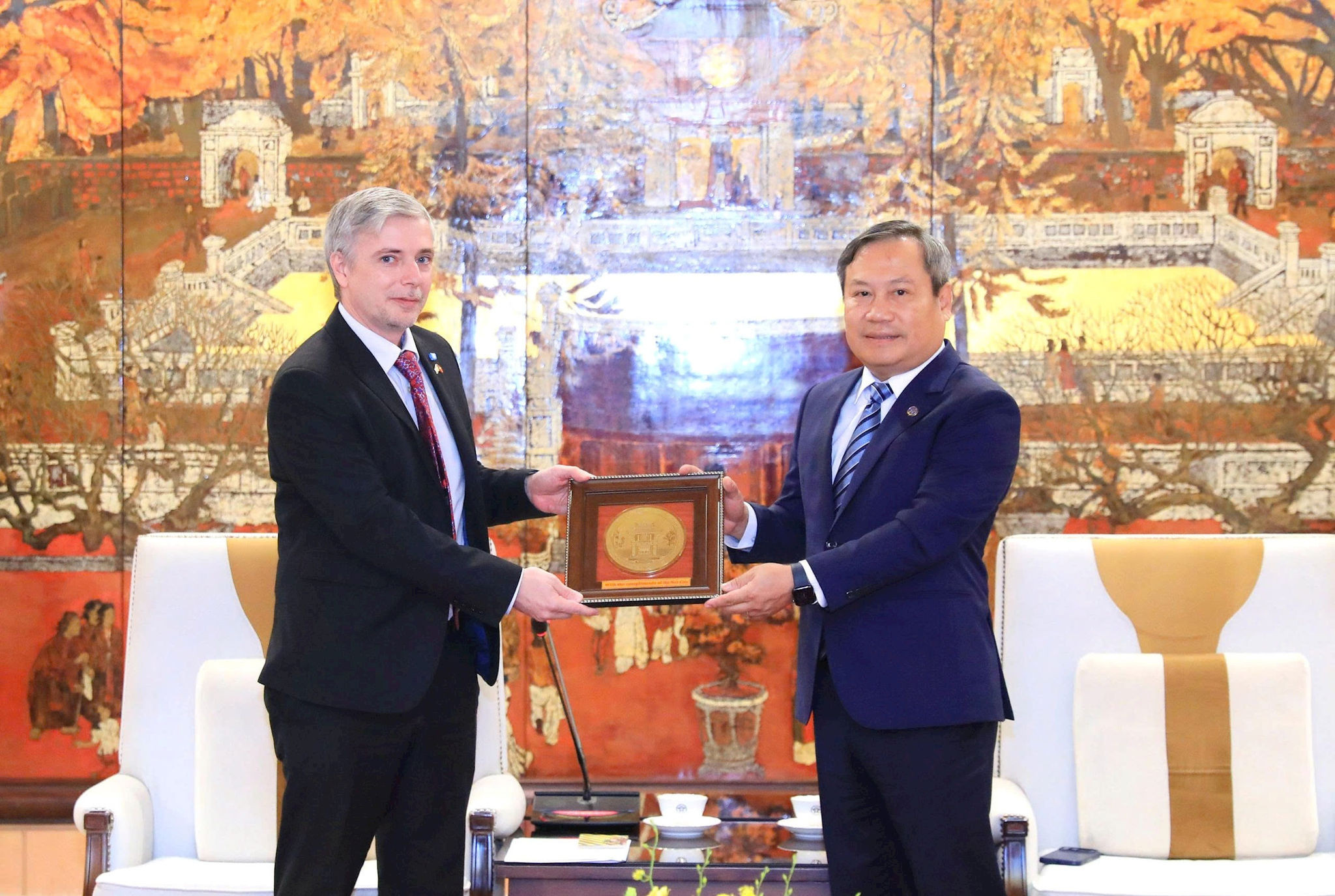 Chủ tịch UBND thành phố Hà Nội Vũ Đại Thắng tặng quà ông Alexis Am, Đại biện lâm thời Cộng hòa Argentina tại Việt Nam