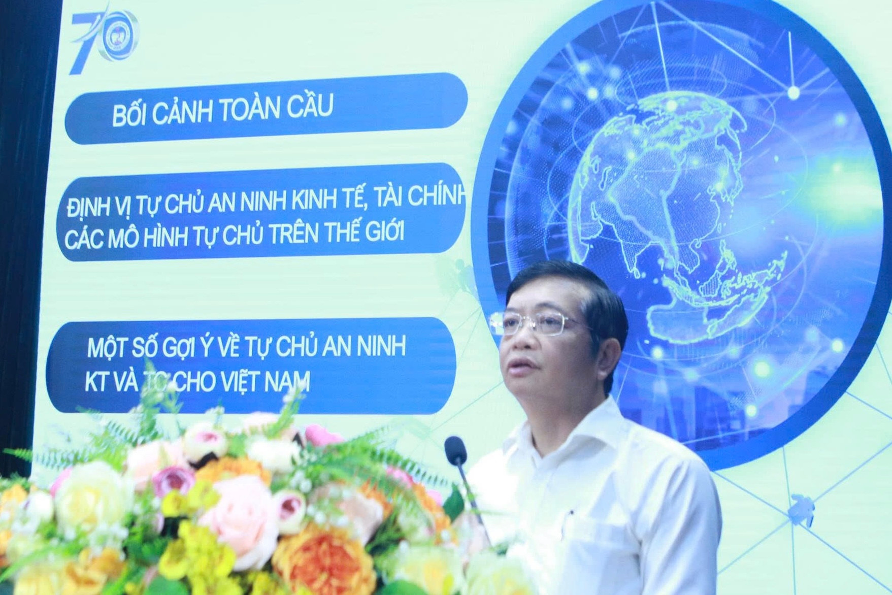 GS.TS Tạ Văn Lợi, Hiệu trưởng Trường Kinh doanh, Viện trưởng Viện Thương mại và Kinh tế quốc tế, Đại học Kinh tế quốc dân trình bày tham luận.