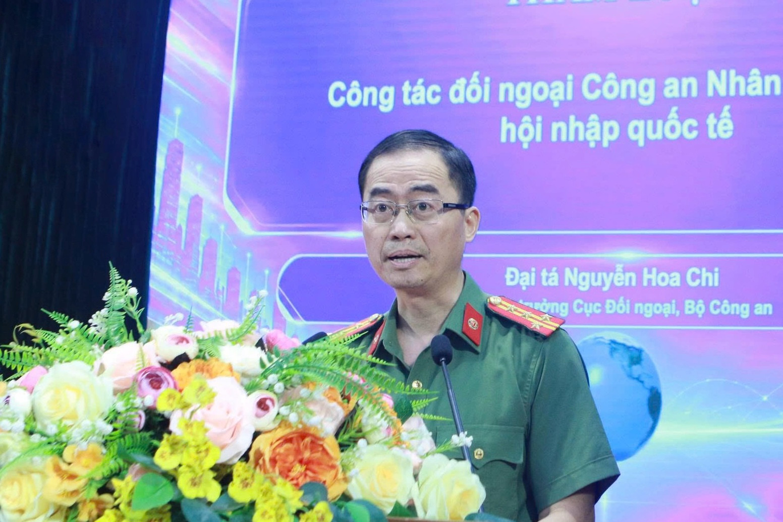 Đại tá Nguyễn Hoa Chi, Phó Cục trưởng Cục Đối ngoại, Bộ Công an trình bày tham luận.