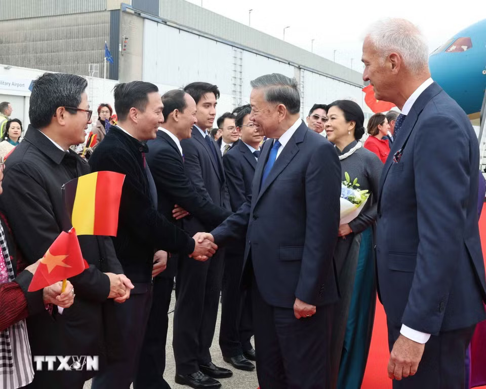 Cán bộ, nhân viên Đại sứ quán và cộng đồng người Việt Nam đón Tổng Bí thư, Chủ tịch nước Tô Lâm và Phu nhân Ngô Phương Ly tại Sân bay quân sự Melsbroek, Brussels
