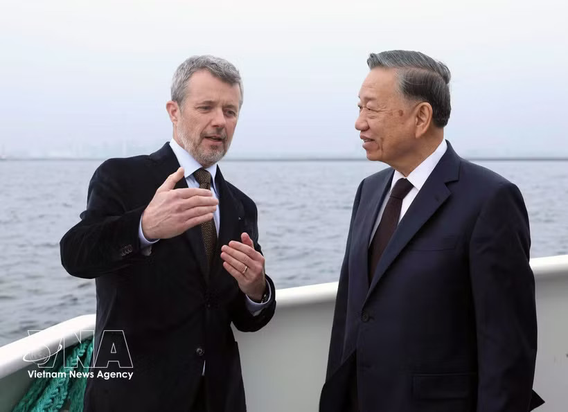 Danish King Frederik X briefs General Secretary of the Communist Party of Vietnam Central Committee and President To Lam on the Lynetteholm artificial peninsula project during a boat trip to the site. (Photo: VNA)