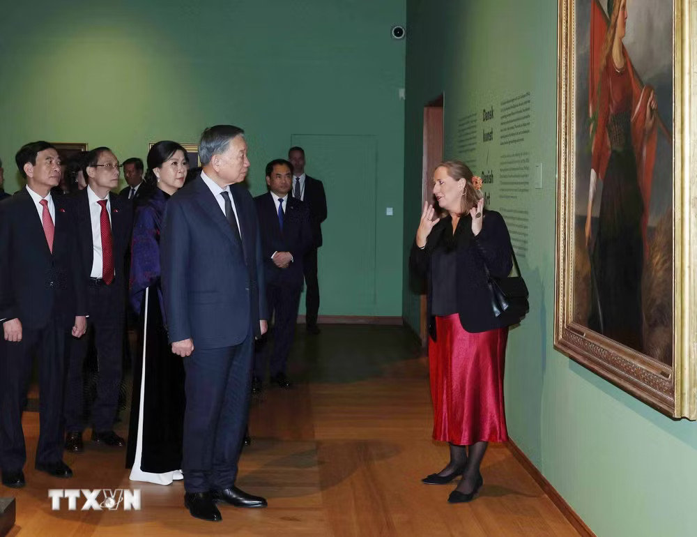 Tổng Bí thư, Chủ tịch nước Tô Lâm và Phu nhân Ngô Phương Ly tham quan Bảo tàng Glyptotek tại trung tâm thủ đô Copenhagen (Đan Mạch). (Ảnh: Thống Nhất/TTXVN) Tổng Bí thư, Chủ tịch nước Tô Lâm và Phu nhân Ngô Phương Ly tham quan Bảo tàng Glyptotek tại trung tâm thủ đô Copenhagen (Đan Mạch)