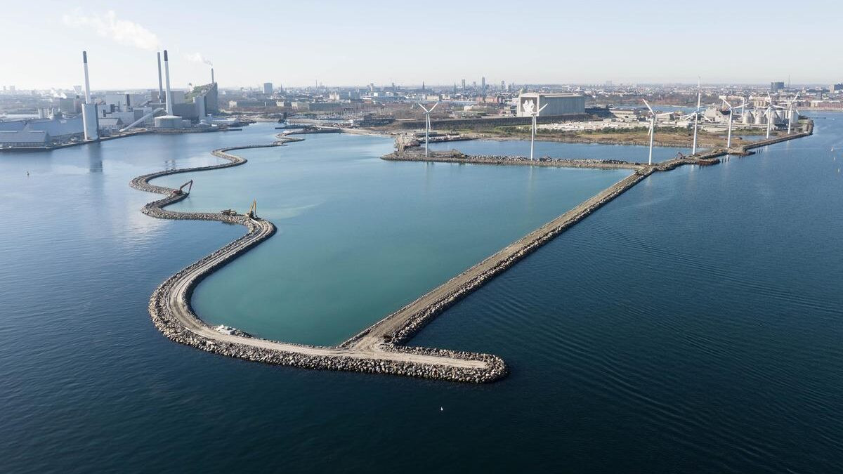 Lynetteholm nhìn từ trên cao, cho thấy quy mô khu vực lấn biển đang được phát triển tại cảng Copenhagen
