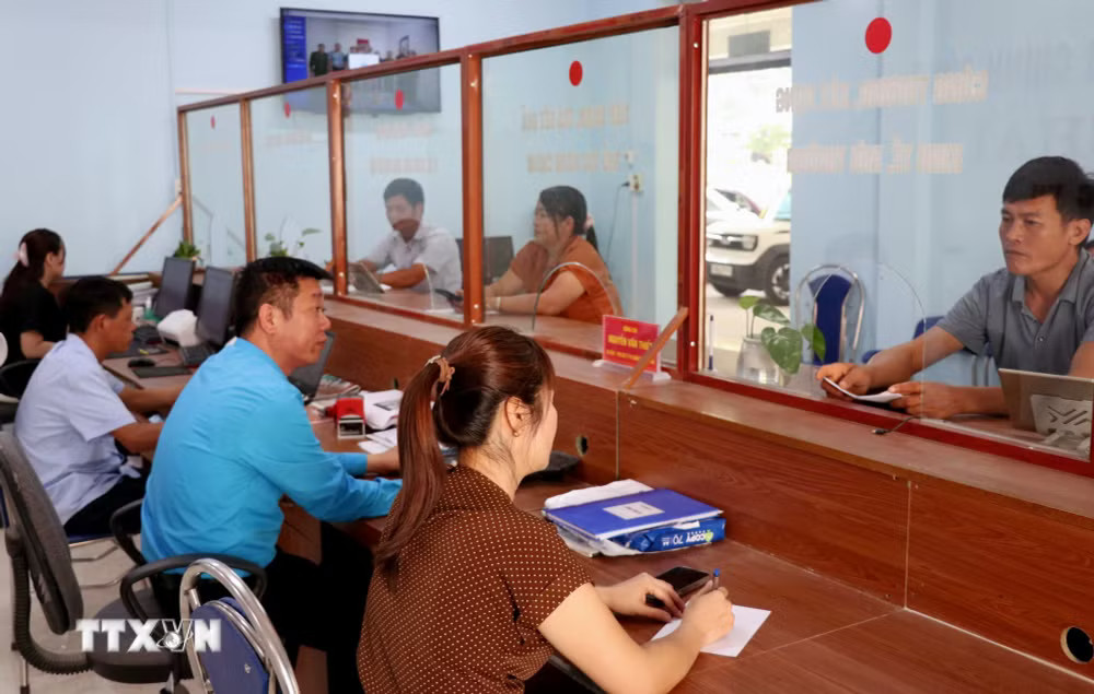 Cán bộ Trung tâm Phục vụ hành chính công xã Lao Chải (Tuyên Quang) hướng dẫn, giải quyết thủ tục hành chính cho người dân