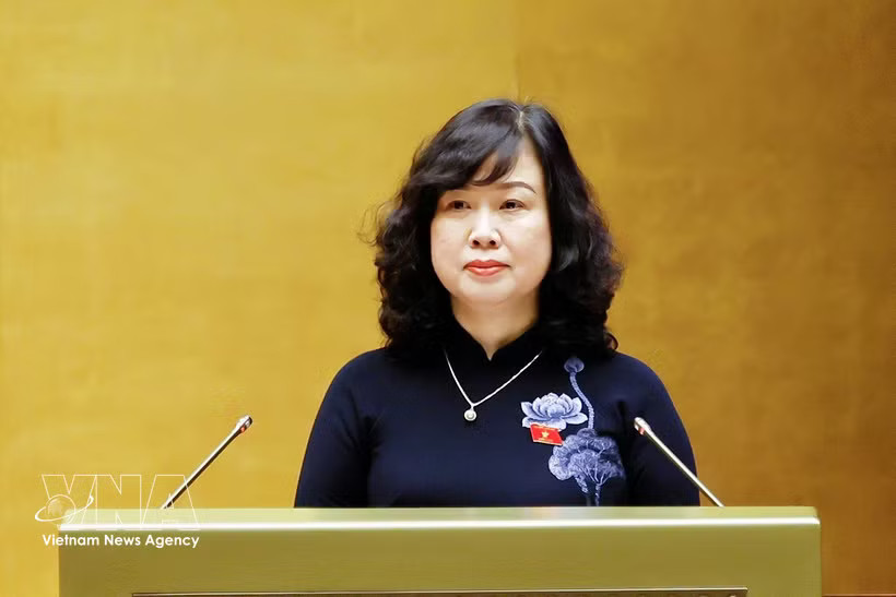 Health Minister Dao Hong Lan presents submissions on draft laws related to healthcare at the ongoing second session of the 16th National Assembly in Hanoi on October 21. Photo: VNA.