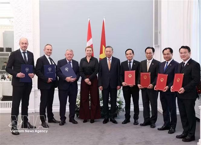 General Secretary of the Communist Party of Vietnam Central Committee and President To Lam (fifth, right), Prime Minister of Denmark Mette Frederiksen (fourth, left) and officials at the exchange of cooperation documents between ministries, agencies and businesses of the two countries in Copenhagen on October 20, 2026. (Photo: VNA)