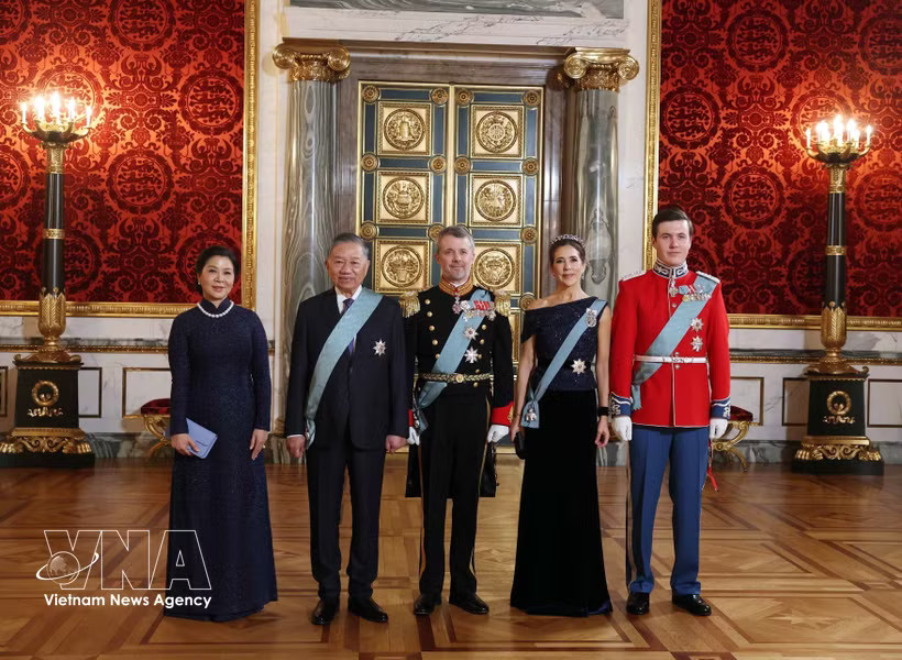 General Secretary of the Communist Party of Vietnam Central Committee and President To Lam (second, left) and his spouse Ngo Phuong Ly pose for a group photo with King Frederik X of Denmark, Queen Mary and Crown Prince Christian (Photo: VNA)