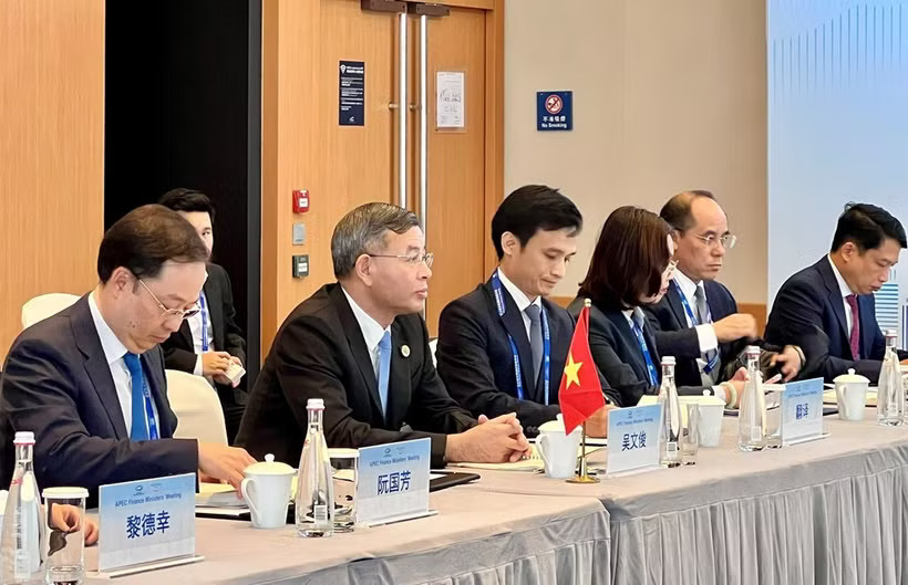 Minister of Finance Ngo Van Tuan (second, left) at the working session (Photo: MInistry of Finance)