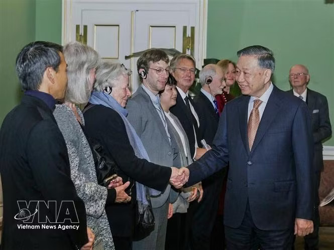 General Secretary of the Communist Party of Vietnam Central Committee and President To Lam meets with members of the Denmark–Vietnam Friendship Association in Copenhagen on October 20, 2026. (Photo: VNA)