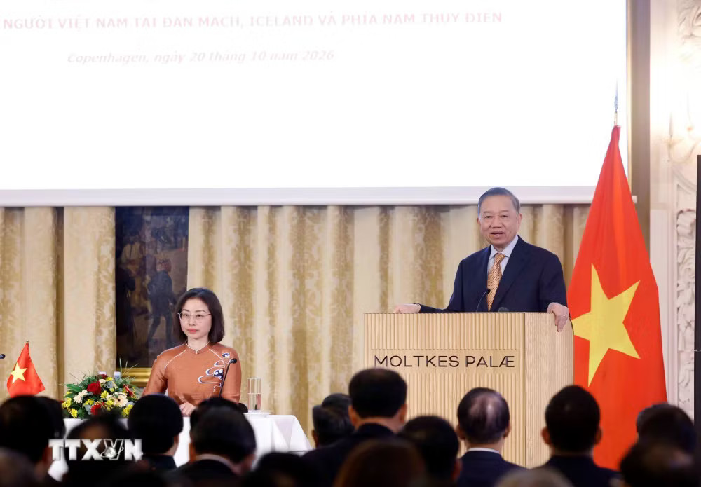 Tổng Bí thư, Chủ tịch nước Tô Lâm nói chuyện thân mật với cán bộ, nhân viên Đại sứ quán Việt Nam tại Đan Mạch và cộng đồng người Việt Nam tại Đan Mạch, Iceland và Nam Thuỵ Điển. (Ảnh: Thống Nhất/TTXVN) Tổng Bí thư, Chủ tịch nước Tô Lâm nói chuyện thân mật với cán bộ, nhân viên Đại sứ quán Việt Nam tại Đan Mạch và cộng đồng người Việt Nam tại Đan Mạch, Iceland và Nam Thuỵ Điển
