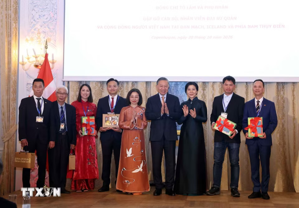 Tổng Bí thư , Chủ tịch nước Tô Lâm và Phu nhân Ngô Phương Ly tặng quà và sách Tiếng Việt cho cộng đồng người Việt Nam