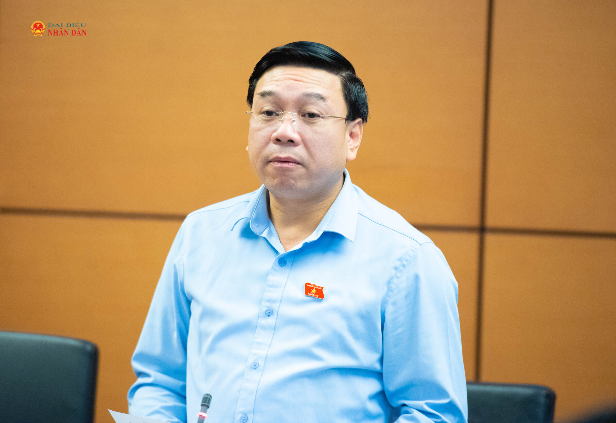 Phó trưởng đoàn chuyên trách ĐBQH tỉnh Phú Thọ Nguyễn Văn Mạnh điều hành phiên thảo luận Tổ. Ảnh Xuân Quý (2)