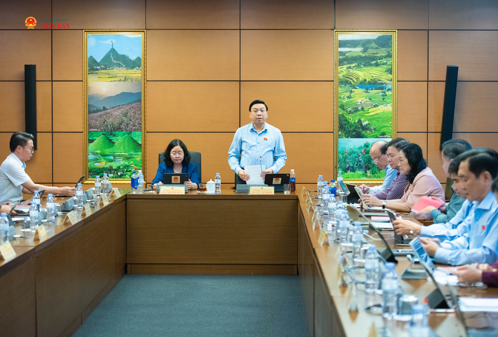 Phó trưởng đoàn chuyên trách ĐBQH tỉnh Phú Thọ Nguyễn Văn Mạnh điều hành phiên thảo luận Tổ. Ảnh Xuân Quý
