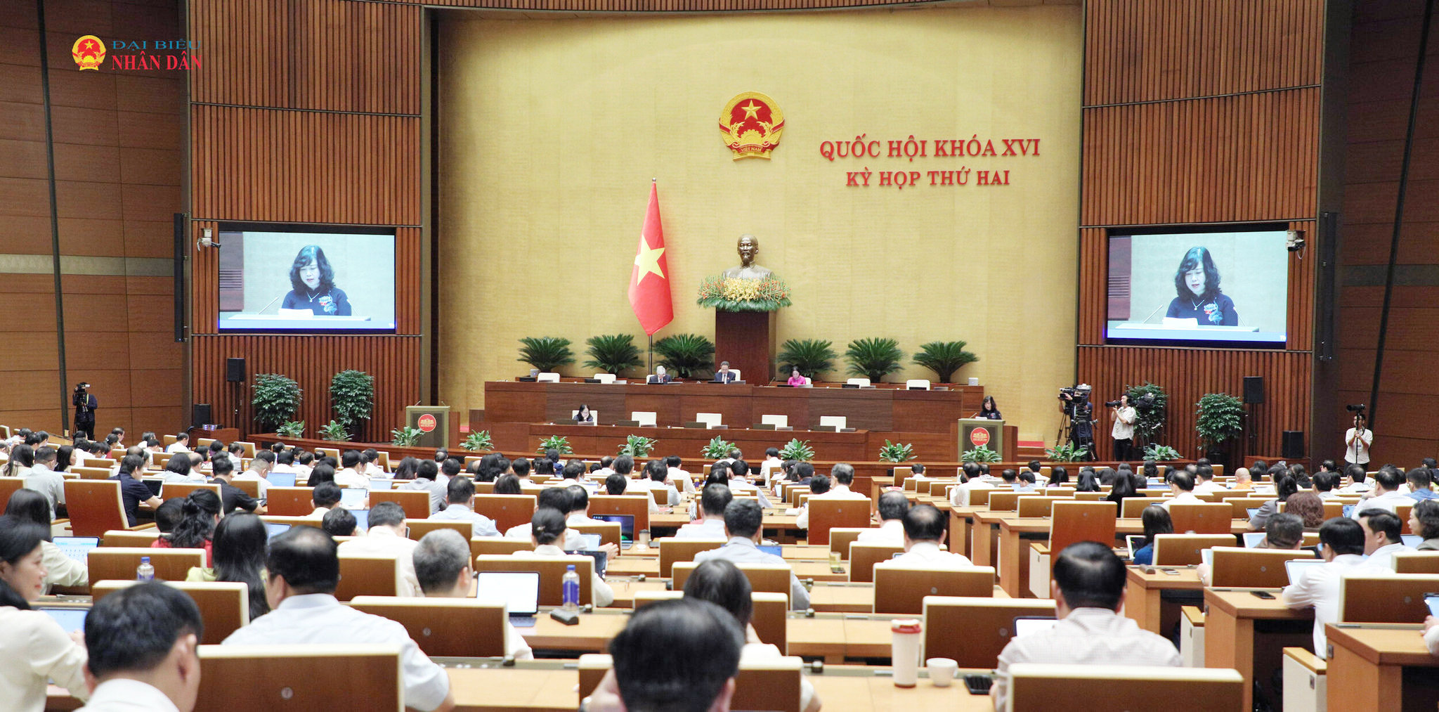 Bộ trưởng Bộ Y tế Đào Hồng Lan trình bày Tờ trình dự án Luật sửa đổi, bổ sung một số điều của Luật Phòng, chống tác hại của thuốc lá