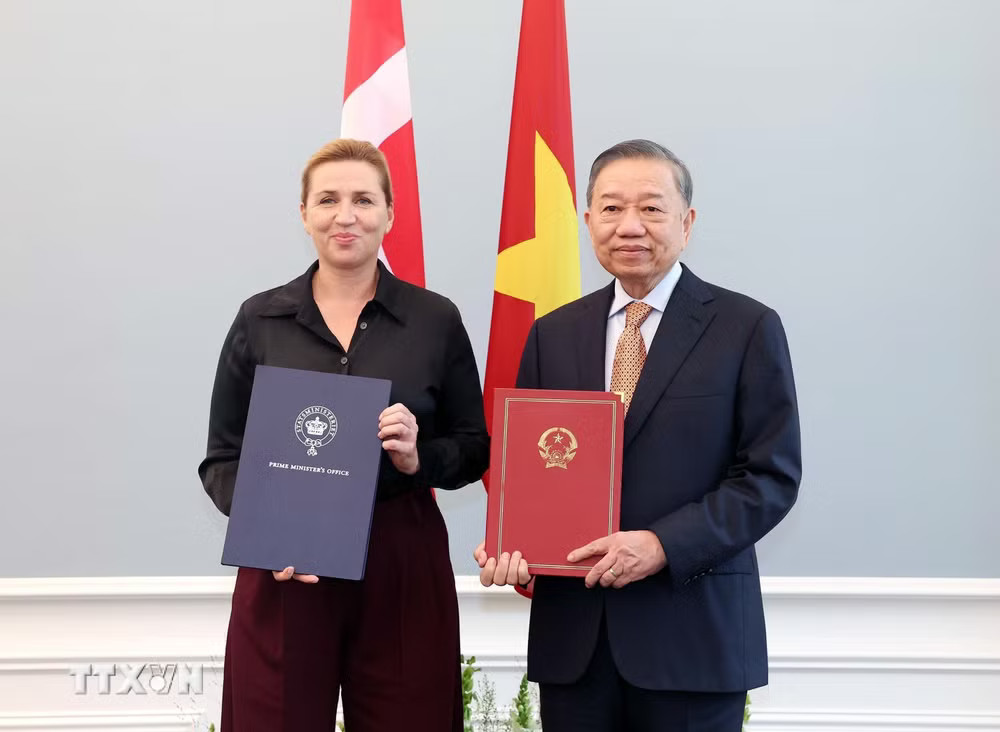 Tổng Bí thư, Chủ tịch nước Tô Lâm và Thủ tướng Đan Mạch Mette Frederiksen trao Tuyên bố chung về việc thiết lập quan hệ Đối tác Chiến lược Toàn diện Việt Nam-Đan Mạch. (Ảnh: Thống Nhất/TTXVN) Tổng Bí thư, Chủ tịch nước Tô Lâm và Thủ tướng Đan Mạch Mette Frederiksen trao Tuyên bố chung về việc thiết lập quan hệ Đối tác Chiến lược Toàn diện Việt Nam-Đan Mạch