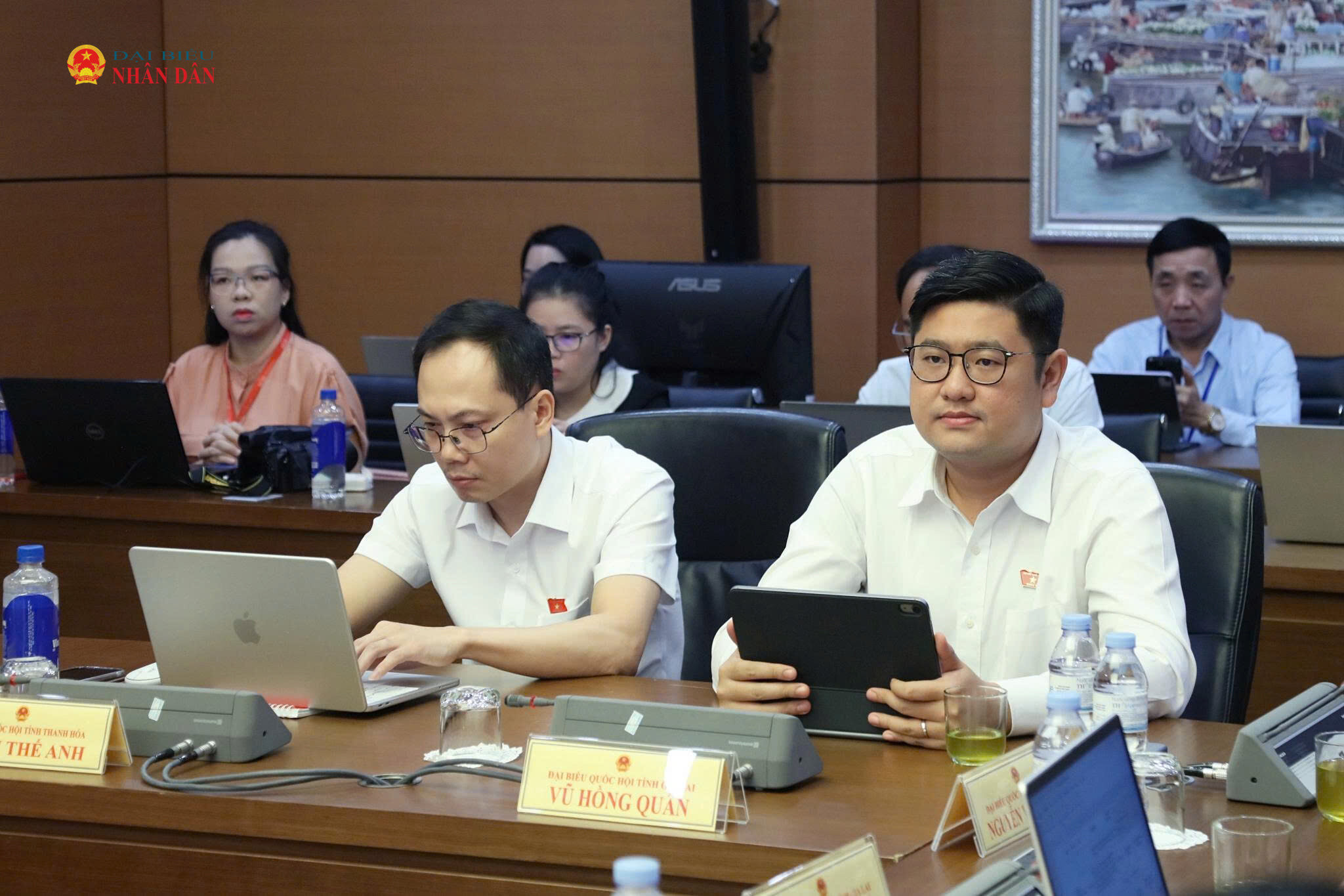 Các ĐBQH tham dự thảo luận tổ