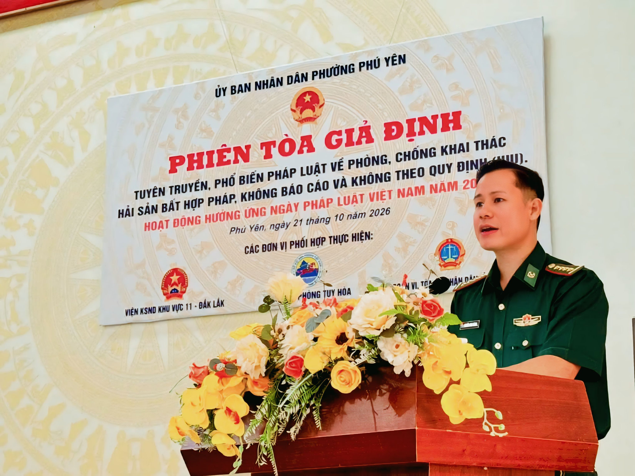 Cán bộ Đồn Biên phòng Tuy Hòa tuyên truyền pháp luật về chống khai thác IUU cho ngư dân phường Phú Yên