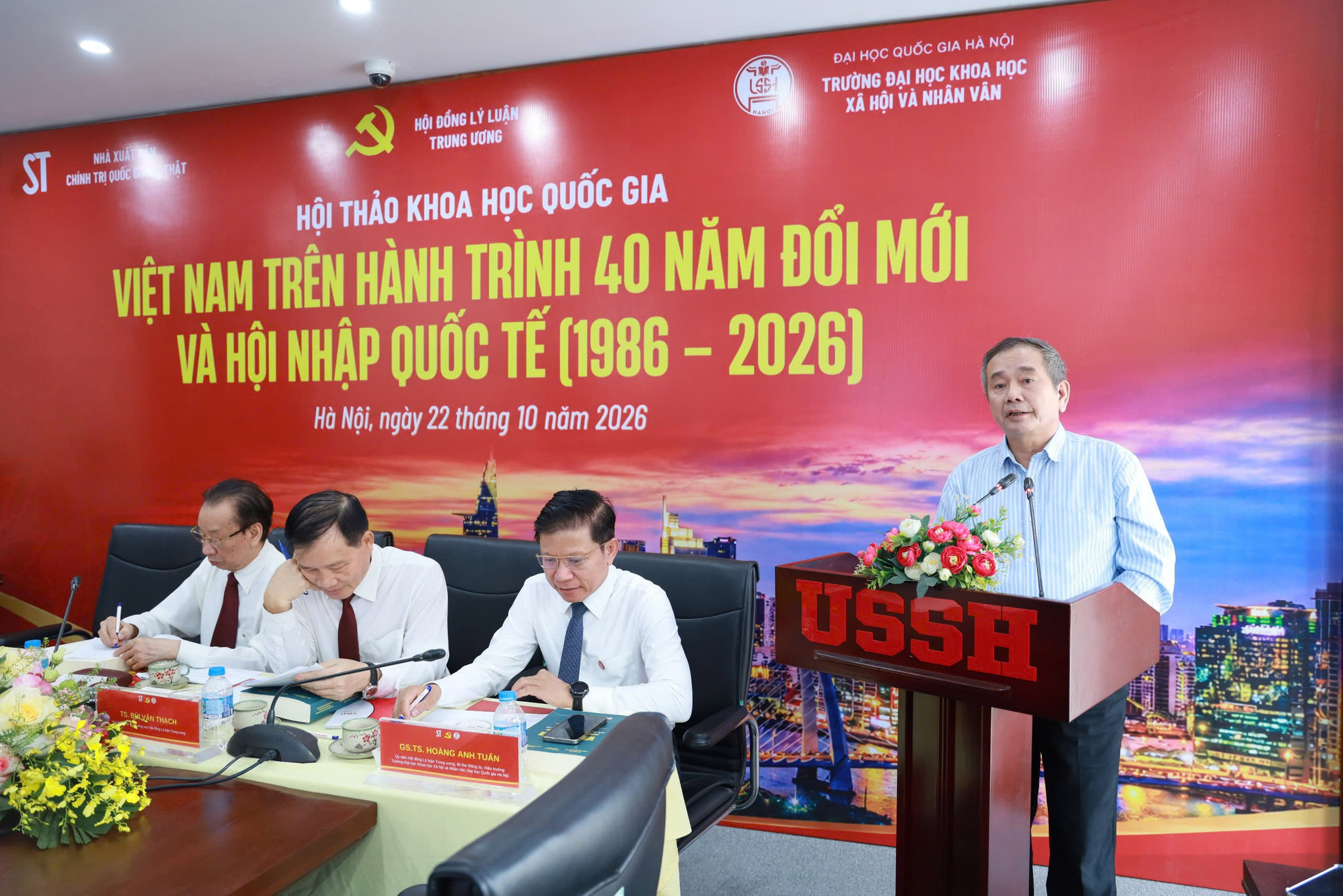 GS.TS. Phạm Hồng Tung, Trường Đại học Khoa học xã hội và Nhân văn trình bày tham luận tại hội thảo