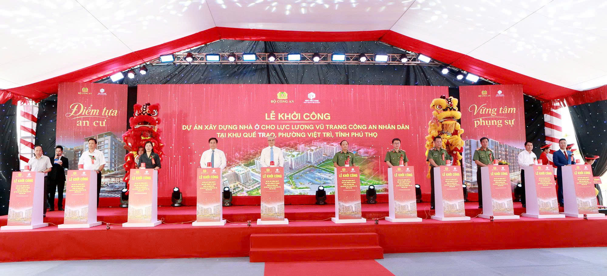Các đại biểu thực hiện nghi thức bấm nút khởi công Dự án