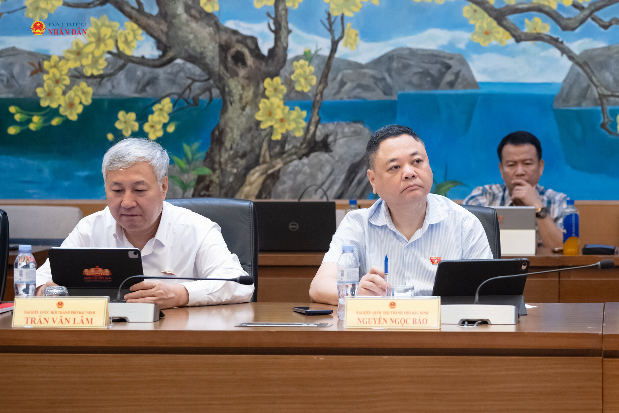 Đại biểu tham dự phiên thảo luận tại tổ 7. Ảnh: Phạm Thắng