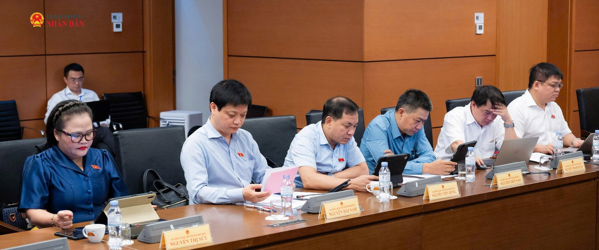 Các đại biểu dự thảo luận tại Tổ 9