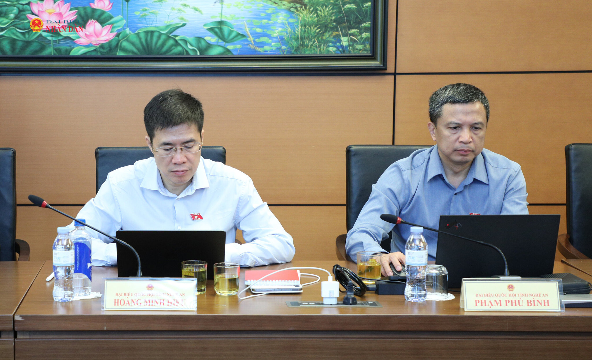Các ĐBQH tỉnh Nghệ An tham dự thảo luận Tổ.