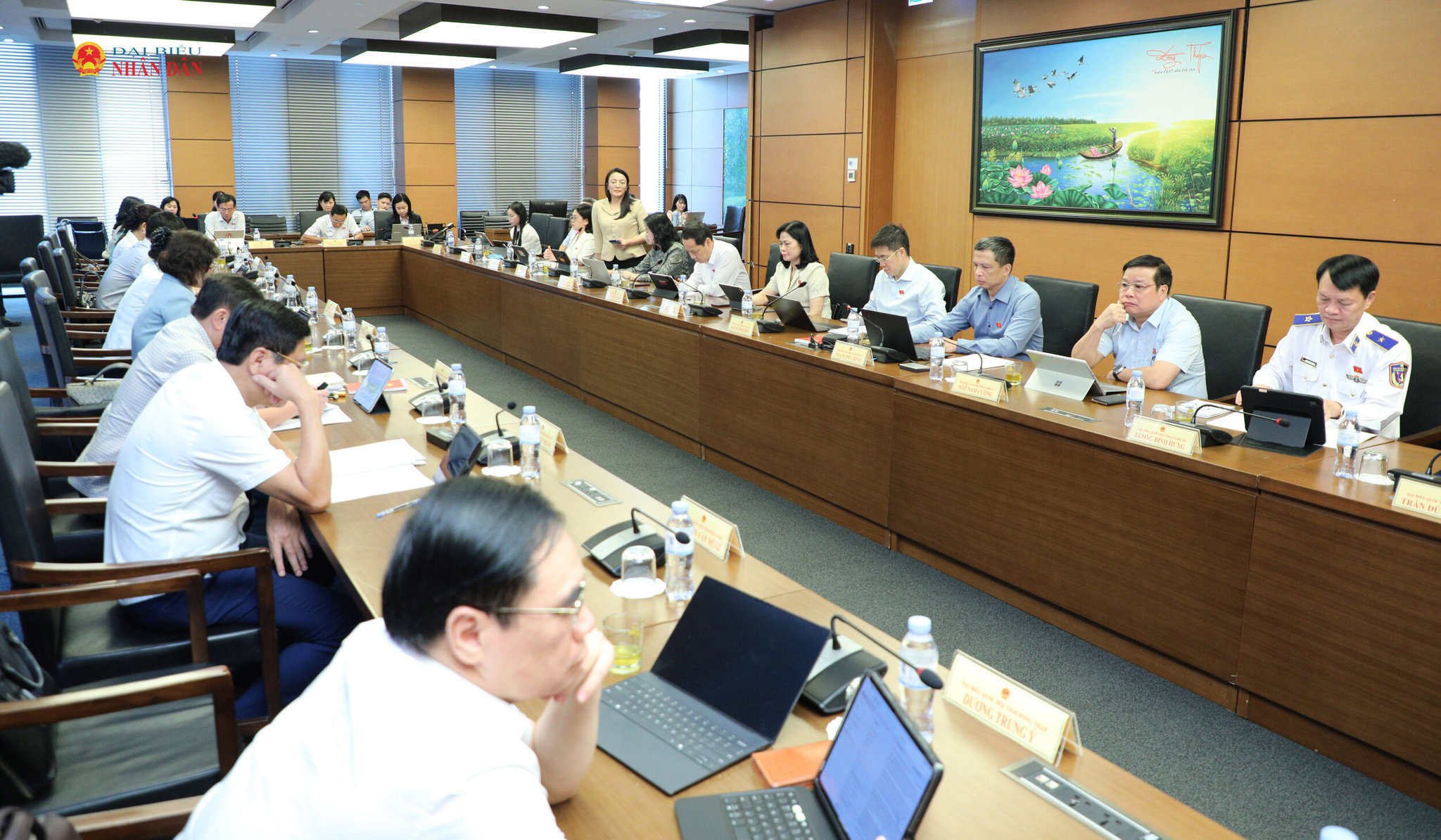 Các ĐBQH dự thảo luận tại tổ