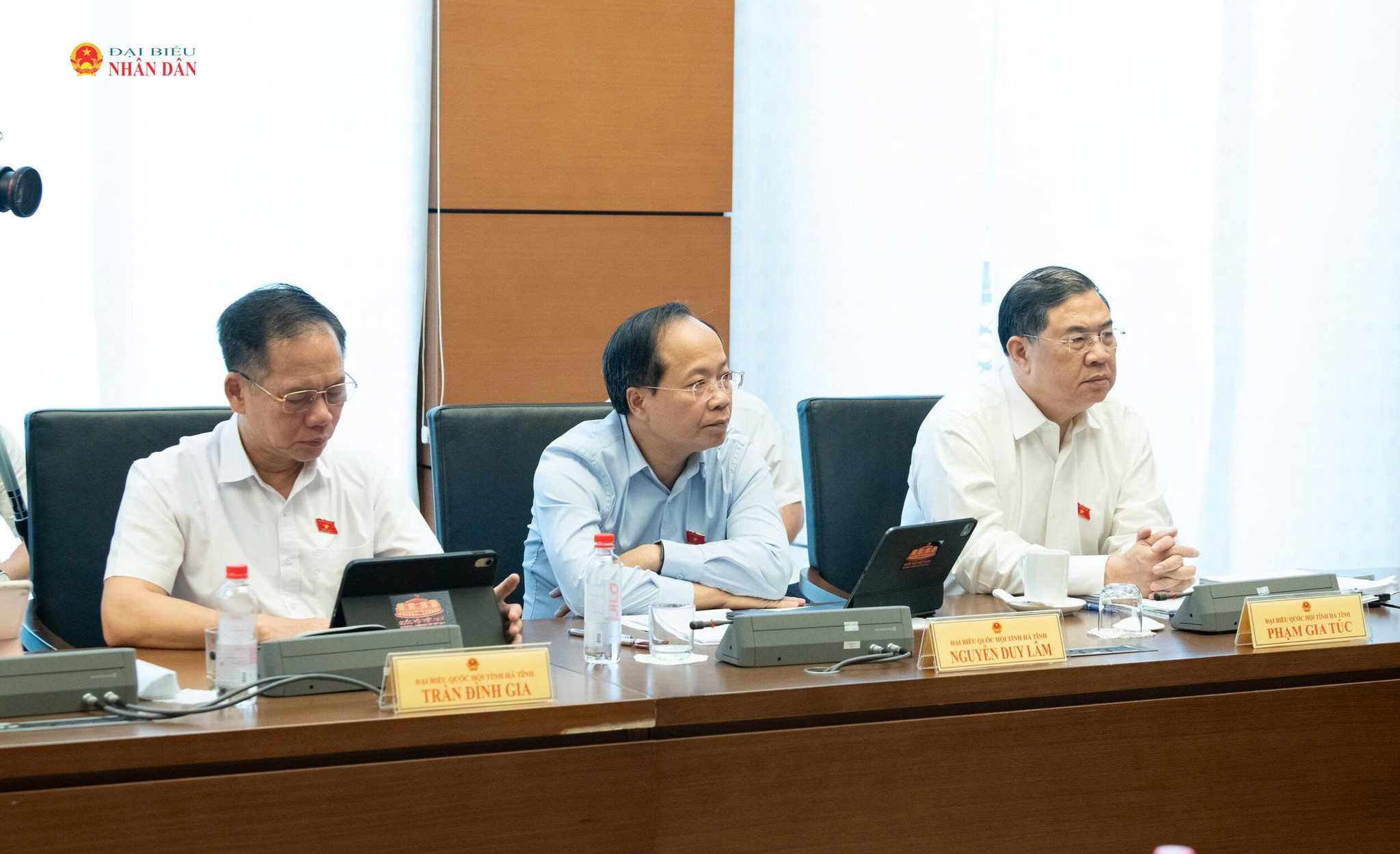 Các đại biểu tham gia phiên thảo luận tại tổ