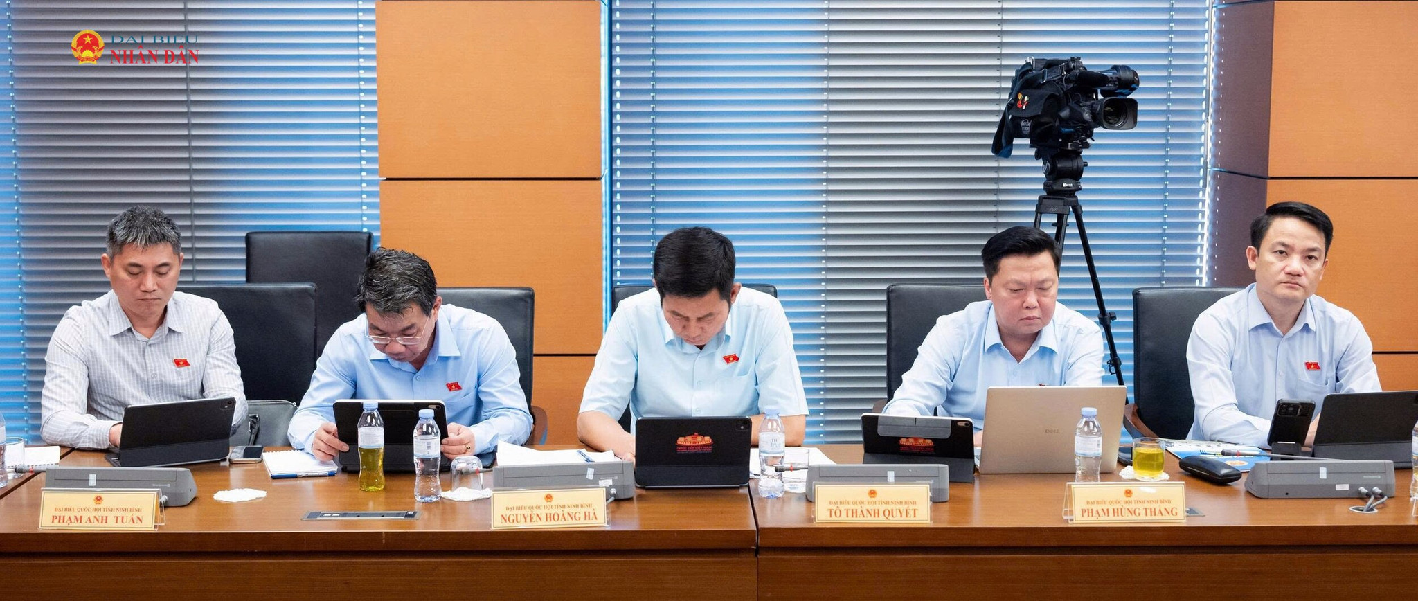 Các đại biểu tham dự thảo luận tại Tổ 9