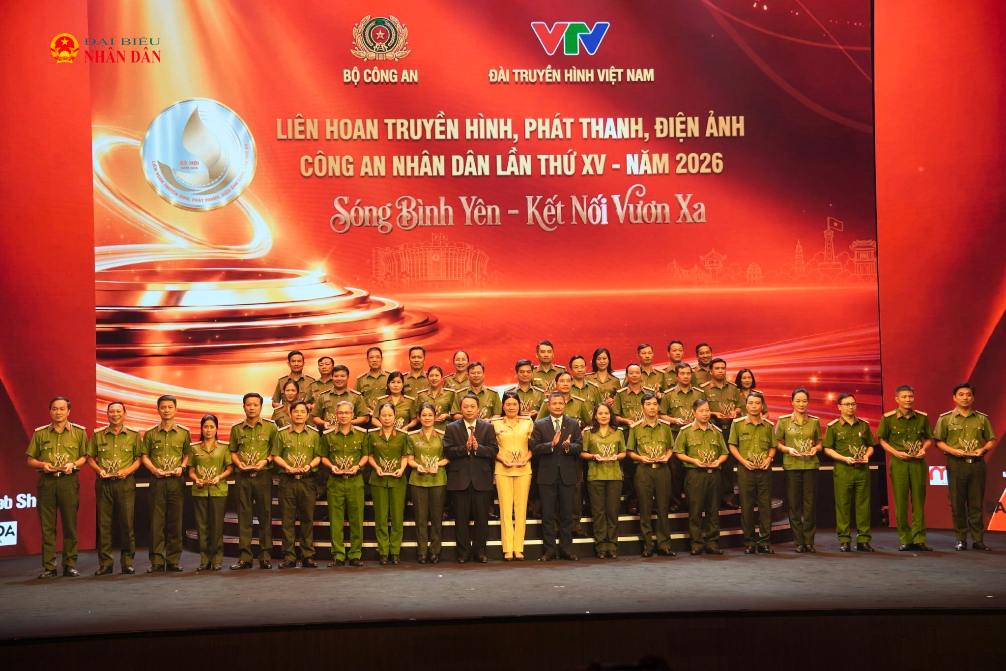 Đại diện các đơn vị tham dự Liên hoan nhận kỷ niệm chương của Ban Tổ chức.