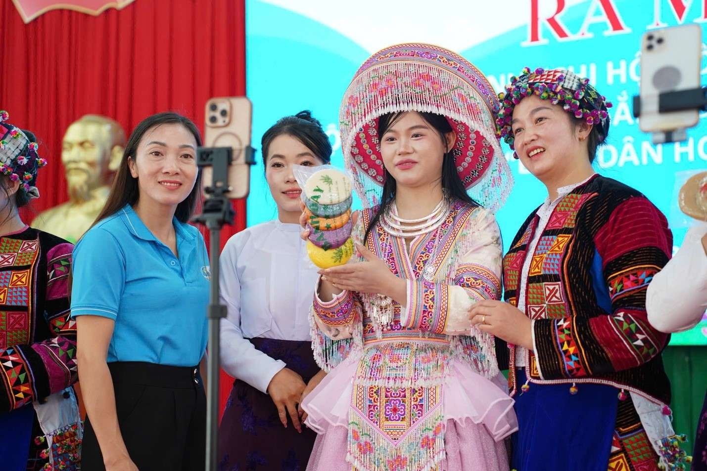 Chị Là Thị Lanh, Chủ cơ sở sản xuất bánh đá Phó Bảng, xã Phó Bảng người đầu tiên bên phải cùng các chị em phụ nữ livetream giới thiệu và bán sản phẩm bánh đá trên nền tảng số.
