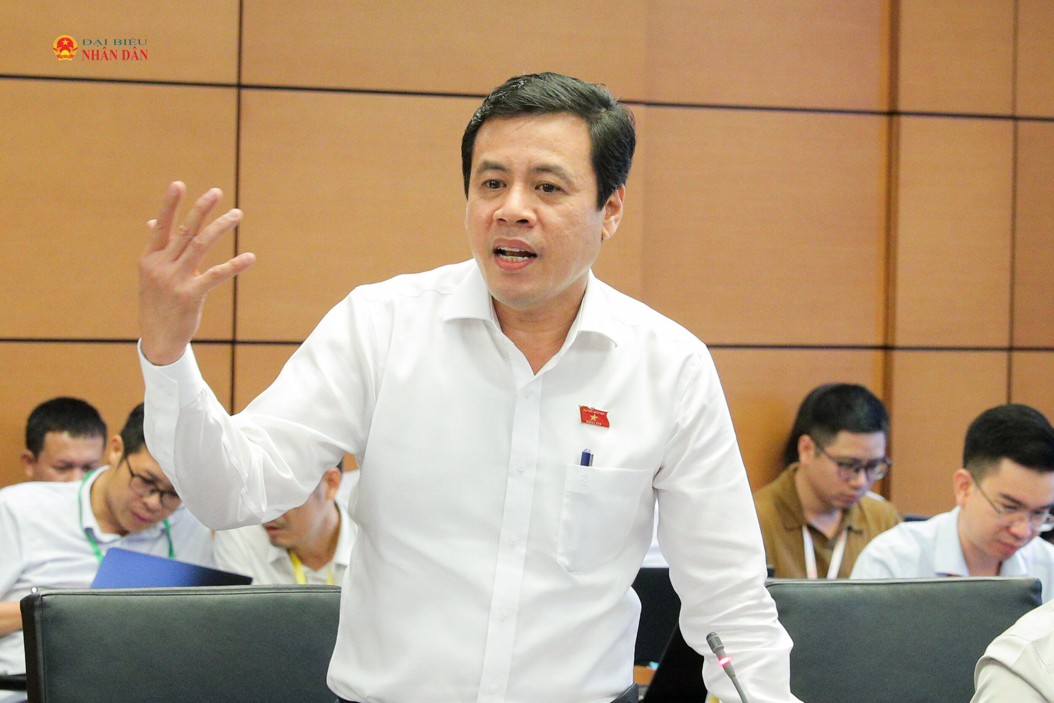 ĐBQH Trần Anh Tuấn (TP. Hồ Chí Minh) phát biểu 1. Ảnh Hồ Long