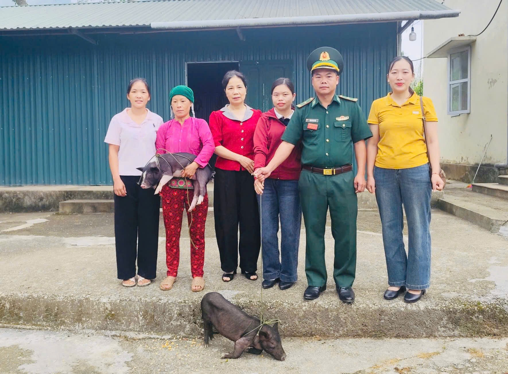 Đồn Biên phòng Nghĩa Thuận trao tặng lợn giống cho phụ nữ biên cương.