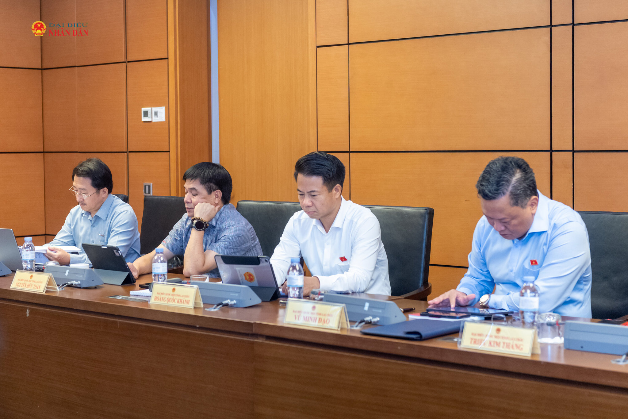 Đoàn ĐBQH tỉnh Lai Châu tại phiên thảo luận tổ. Ảnh: Mạnh Hưng