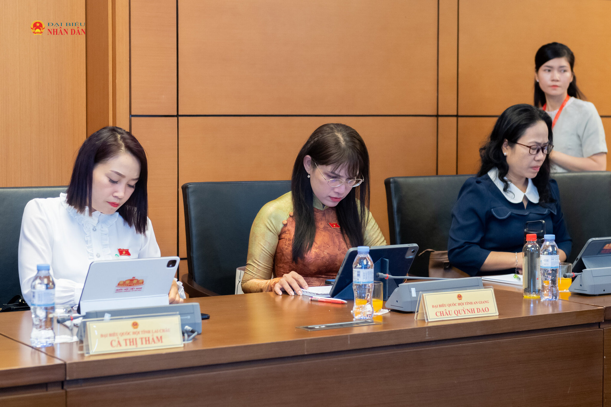 Các ĐBQH tại phiên thảo luận tổ. Ảnh: Mạnh Hưng