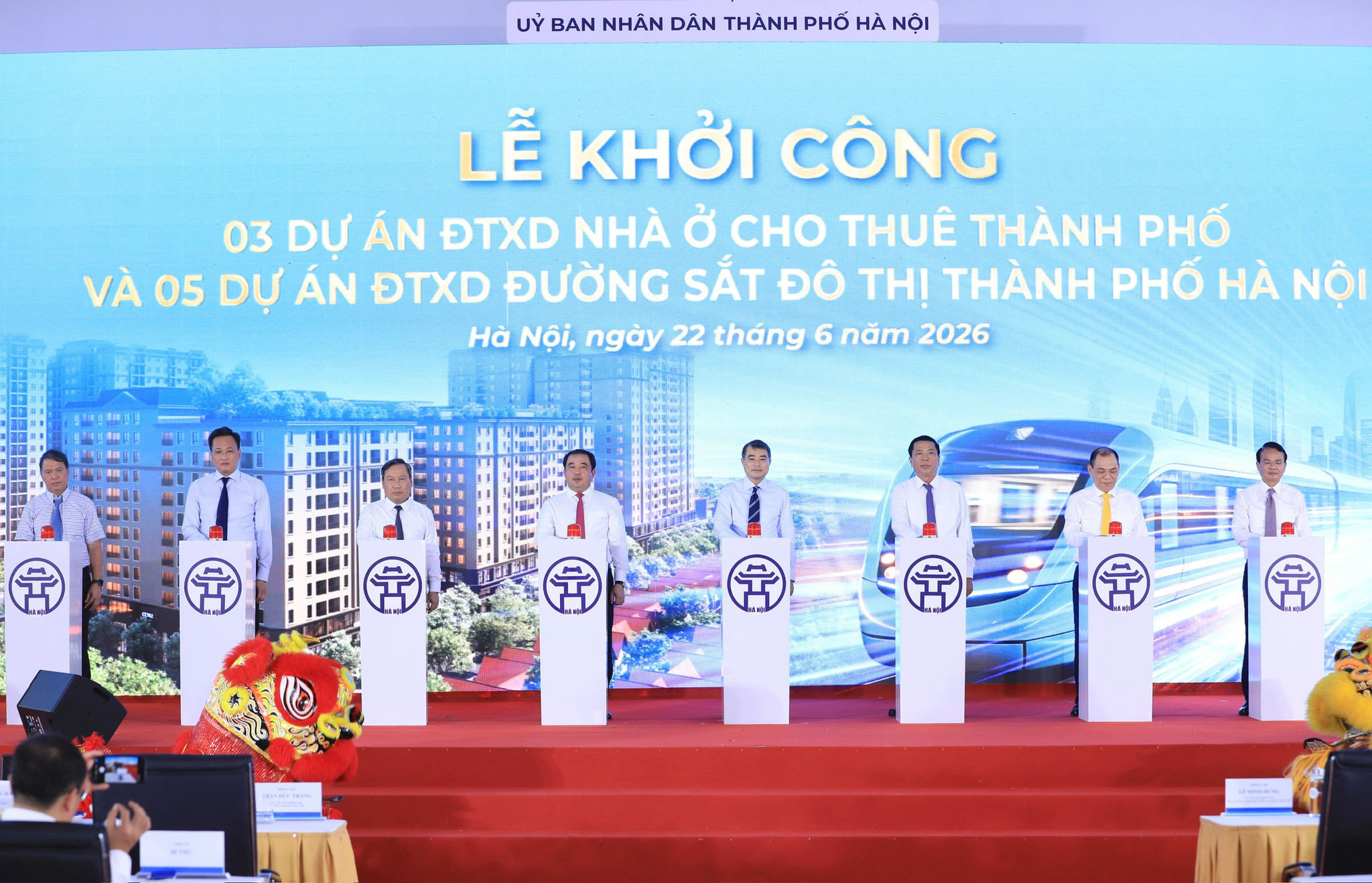 Các đại biểu thực hiện nghi thức khởi công ngày 22/6