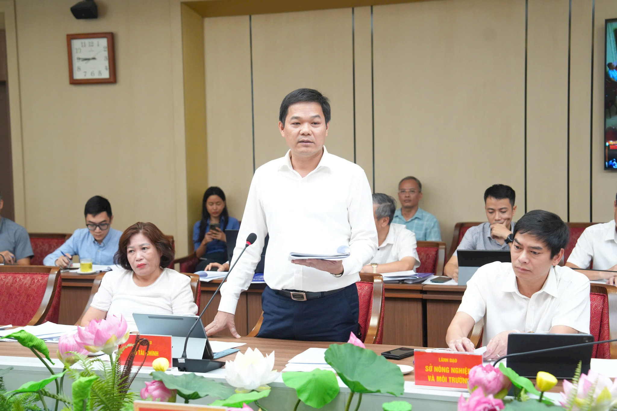Đại diện lãnh đạo Sở Tài chính Hà Nội báo cátại buổi làm việc. Ảnh Phạm Hùng