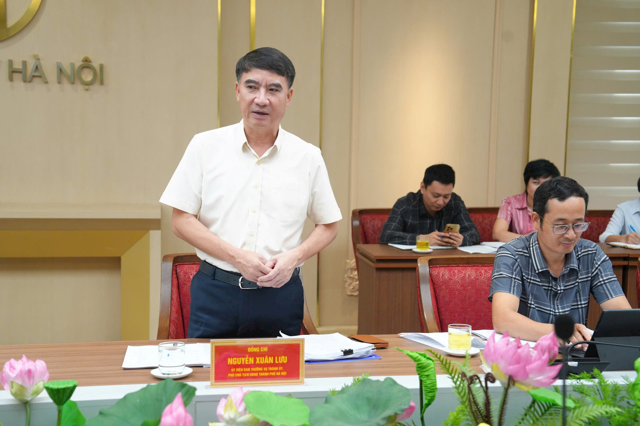 Phó Chủ tịch UBND thành phố Hà Nội Nguyễn Xuân Lưu phát biểu tại buổi làm việc. Ảnh Phạm Hùng
