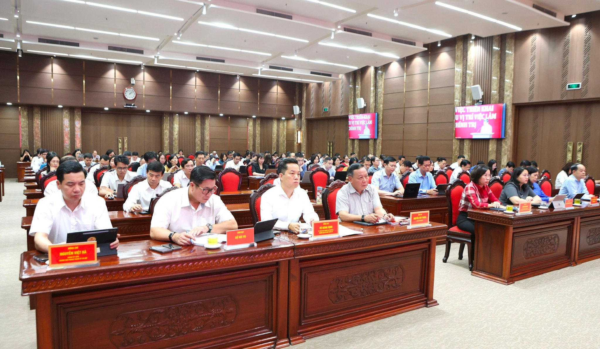 Phó Bí thư Thành ủy Hà Nội Nguyễn Văn Phong cùng các lãnh đạo thành phố tham dự hội nghị tại điểm cầu Thành ủy Hà Nội