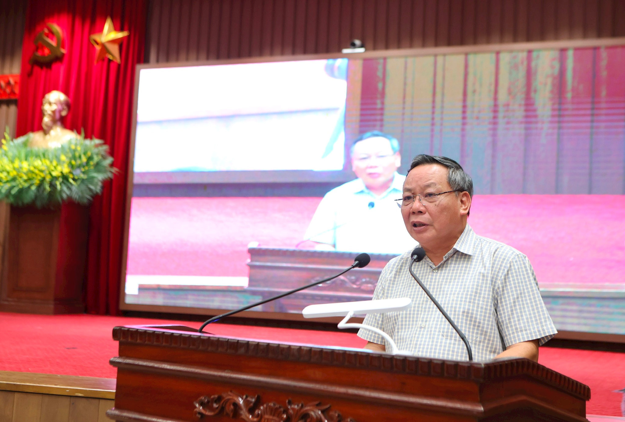 Phó Bí thư Thành ủy Hà Nội Nguyễn Văn Phong phát biểu tại điểm cầu Thành ủy Hà Nội