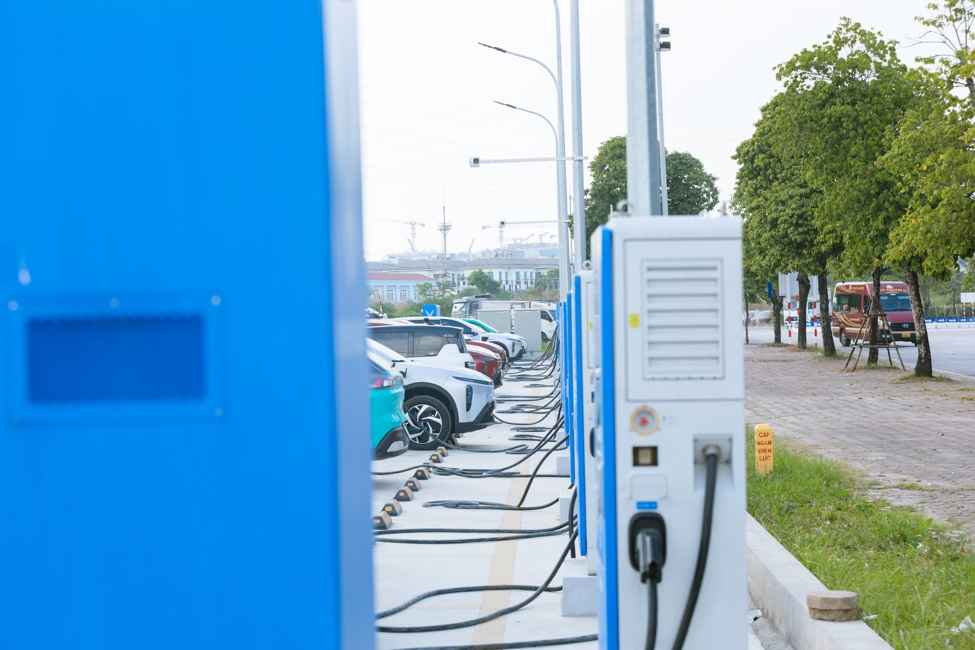 Mục sở thị trạm sạc ô tô điện lớn nhất Việt Nam tại Hà Nội