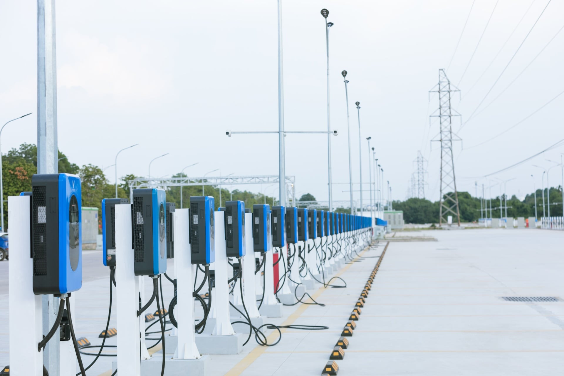 Mục sở thị trạm sạc ô tô điện lớn nhất Việt Nam tại Hà Nội