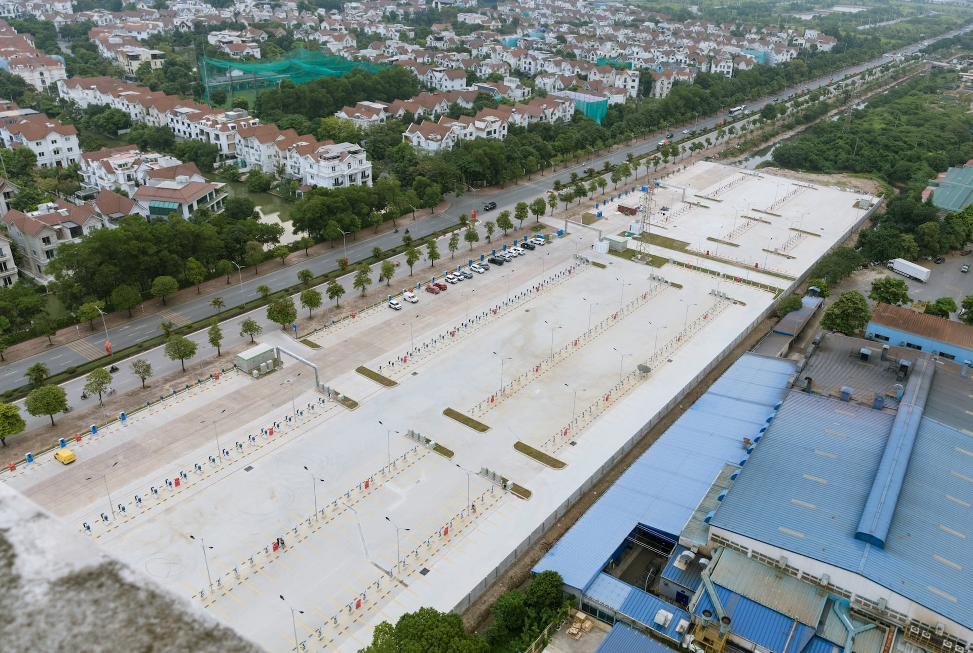 Mục sở thị trạm sạc ô tô điện lớn nhất Việt Nam tại Hà Nội