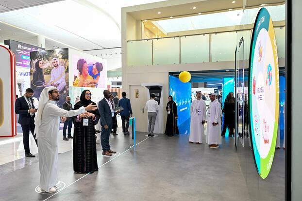 Khách tham quan trao đổi tại khu trưng bày công nghệ của Abu Dhabi Global Health Week 2025