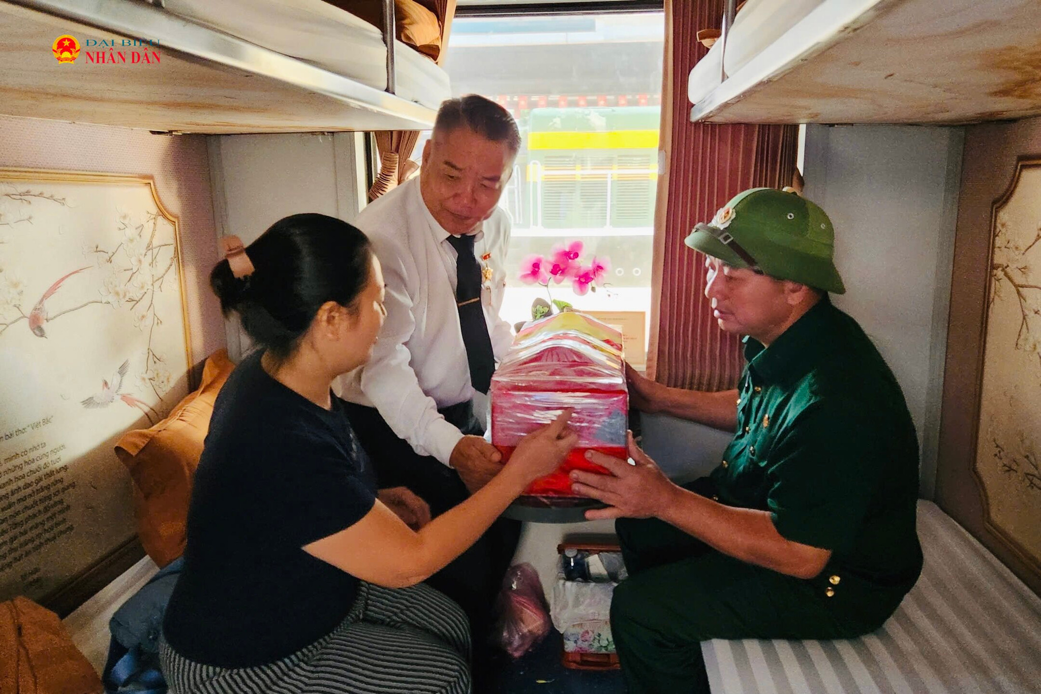 Thân nhân, gia đình liệt sĩ xúc động tại lễ tiếp nhận hài cốt liệt sĩ tại Ga Sài Gòn