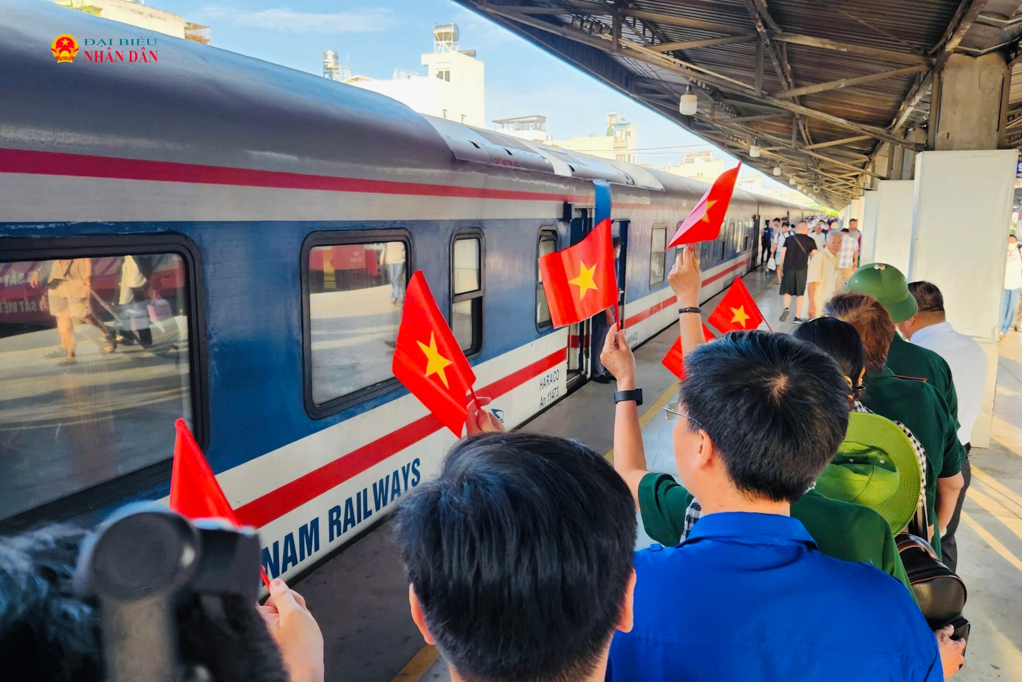 Đông đảo cựu chiến binh, đoàn viên thanh niên đón hài cốt liệt sĩ tại ga Sài Gòn