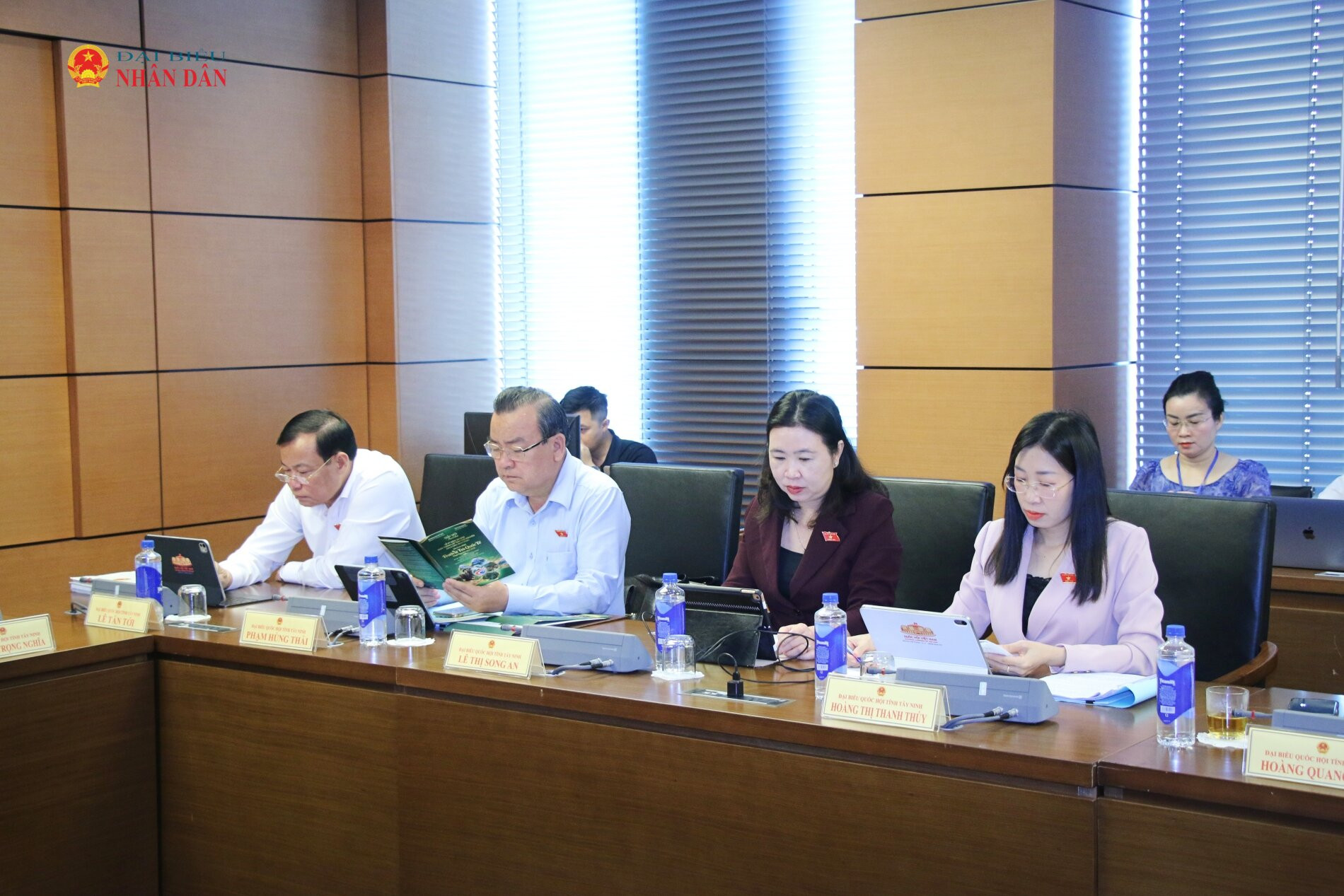Các đại biểu tham dự thảo luận tổ