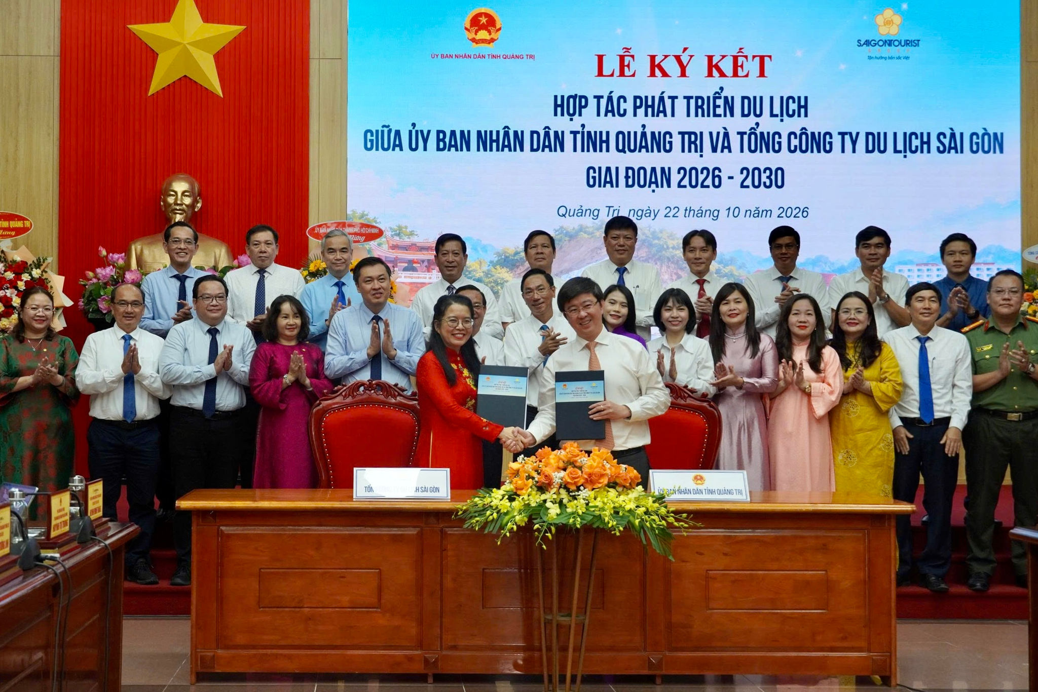 Chủ tịch UBND tỉnh Quảng Trị Bùi Hoàng Phương và Chủ tịch Hội đồng thành viên Saigontourist Group Nguyễn Thị Ánh Hoa đại diện ký kết bản ghi nhớ
