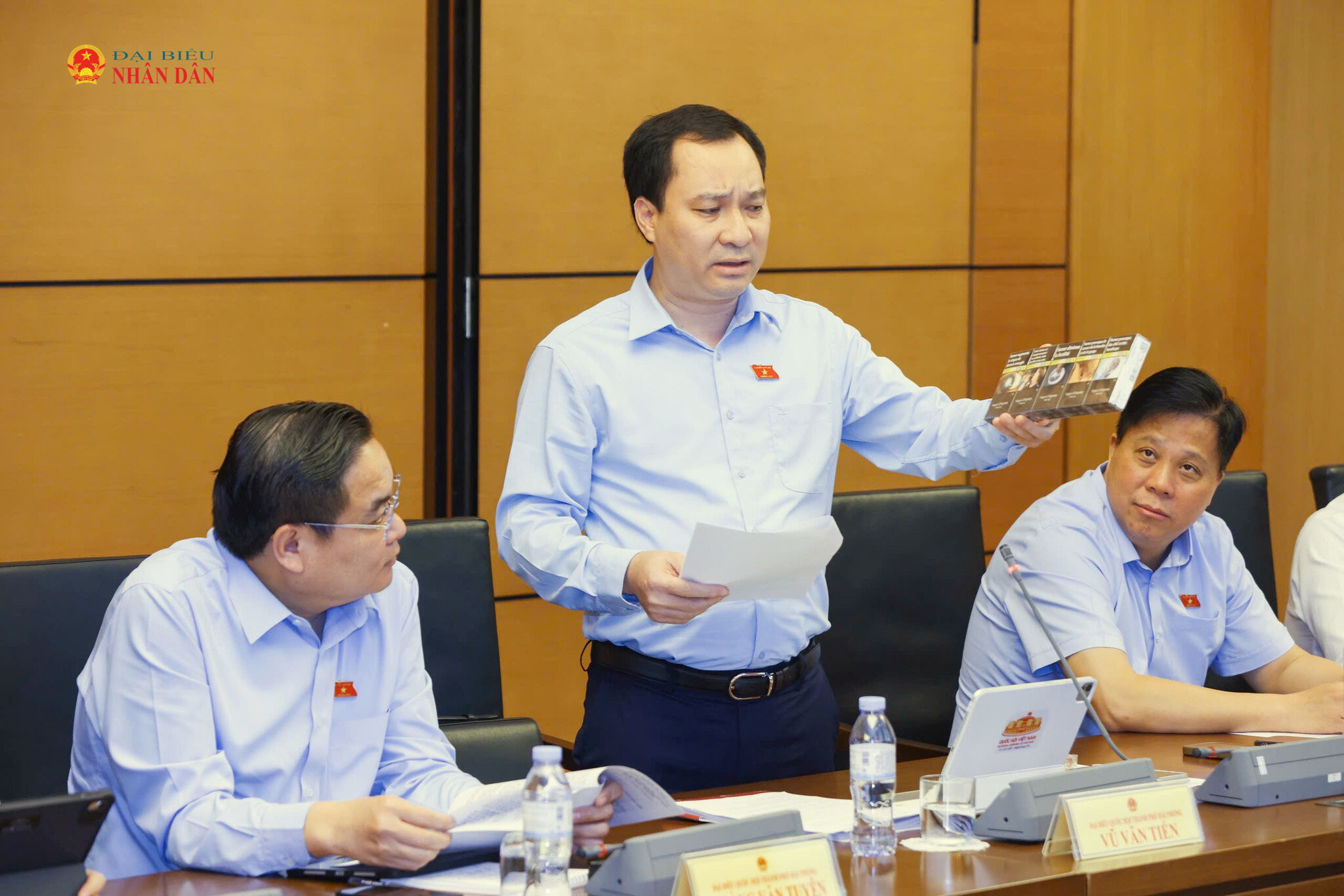 ĐBQH Vũ Văn Tiến (TP. Hải Phòng) phát biểu tại thảo luận tổ