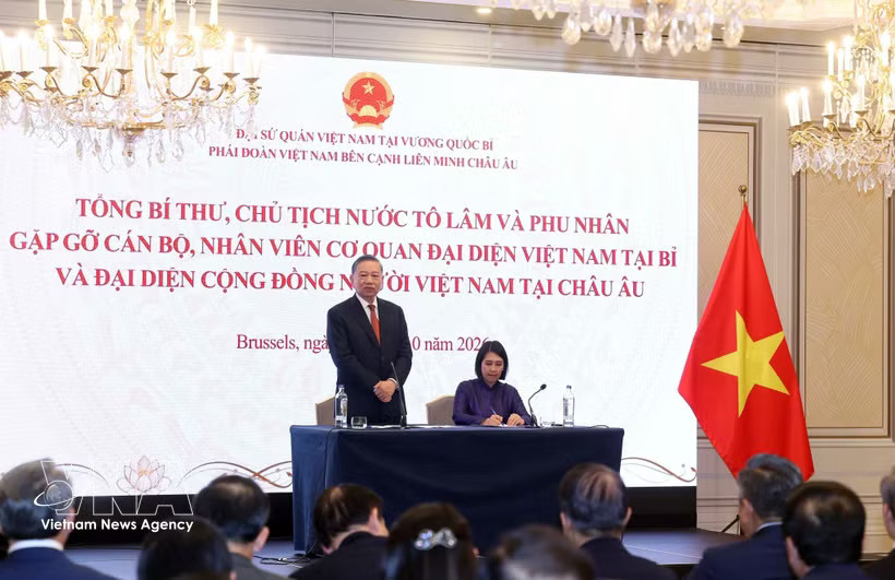 General Secretary of the Communist Party of Vietnam Central Committee To Lam and his spouse Ngo Phuong Ly meet with representatives of the Vietnamese community in Europe. (Photo: VNA)